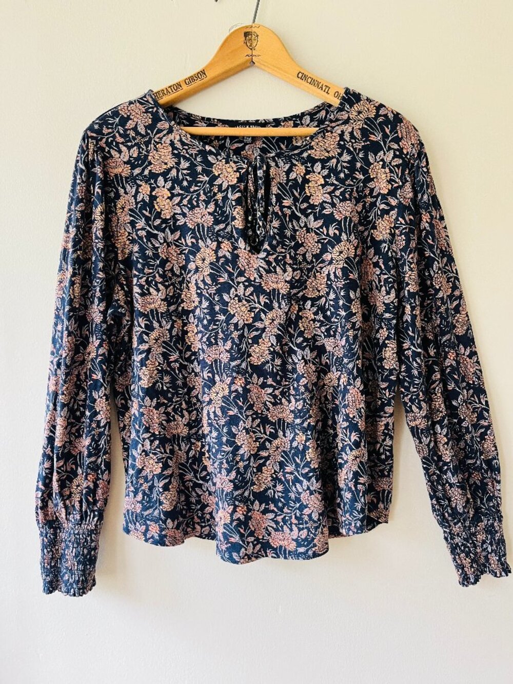 Lucky Brand Sz L Pullover Navy Blue Floral Blouse Tie Neck Keyhole Shirred Cuffs